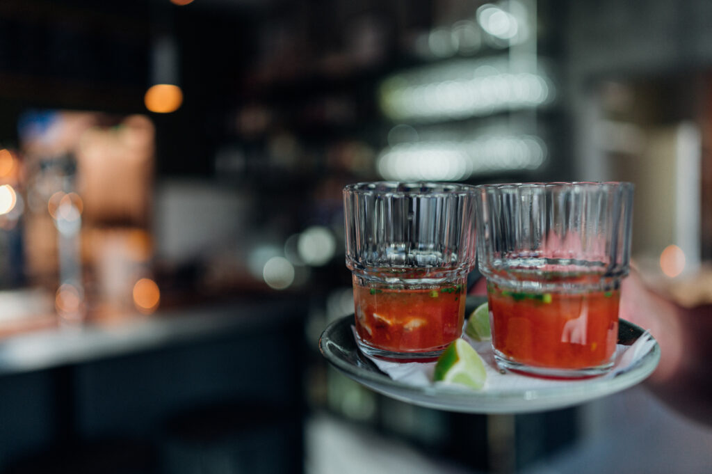 To cocktails på bardisken